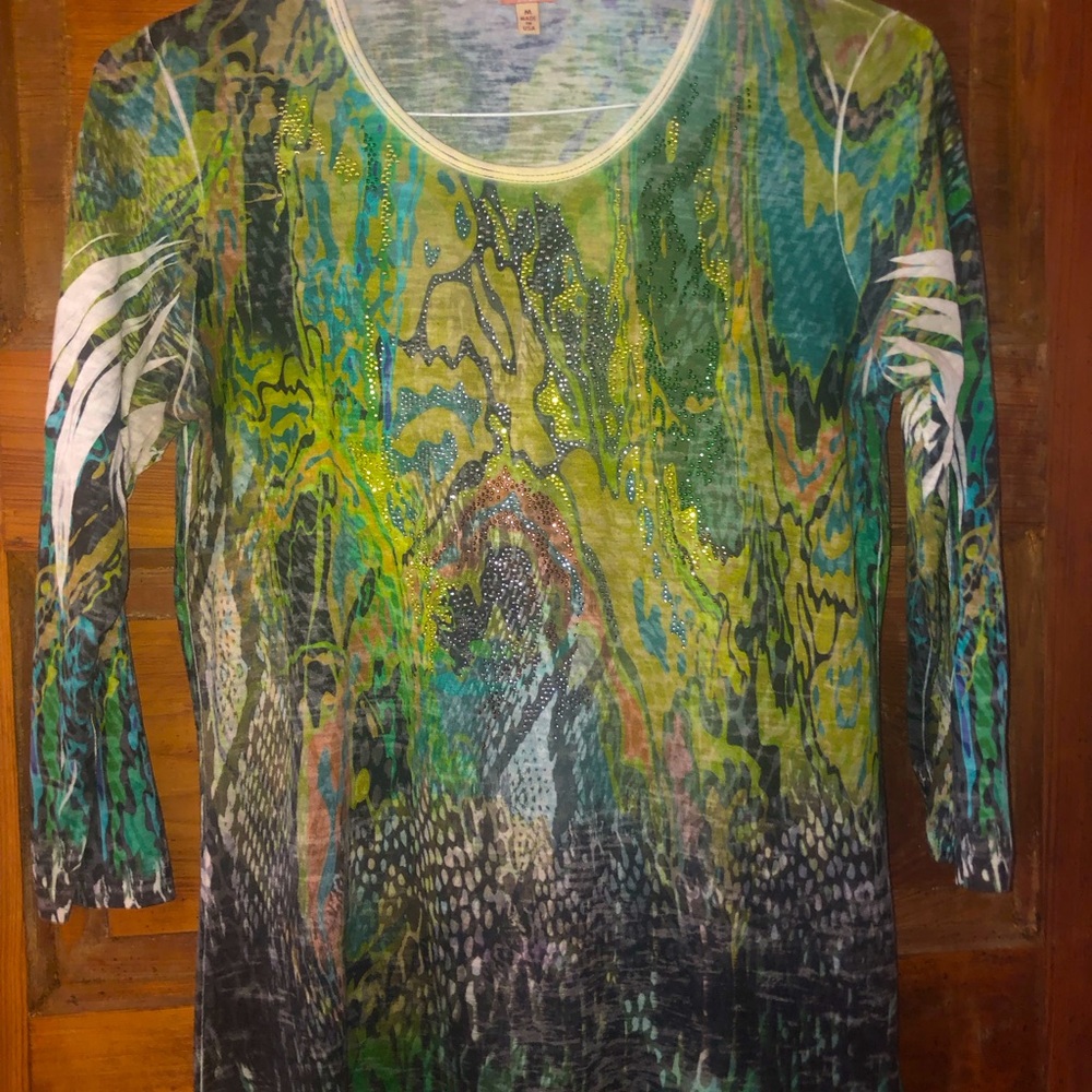 Size medium top, Reba brand, good condition.